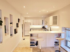 Kühlschrank, Mikrowelle, Ofen, Herdplatte