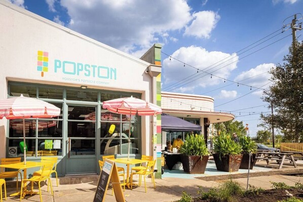 Outdoor dining - Quiet Apartment, Just 4 Minutes from Downtown (Houston)