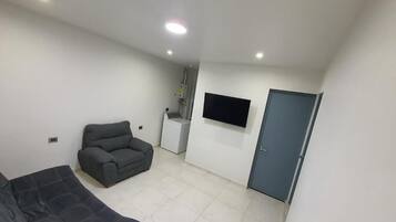 Apartment, 3 Bedrooms, Smoking | Living room