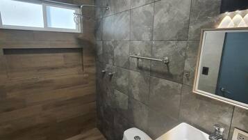 Apartment, 3 Bedrooms, Smoking | Bathroom amenities | Toilet paper