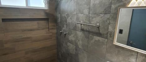 Apartment, 3 Bedrooms, Smoking | Bathroom amenities | Toilet paper
