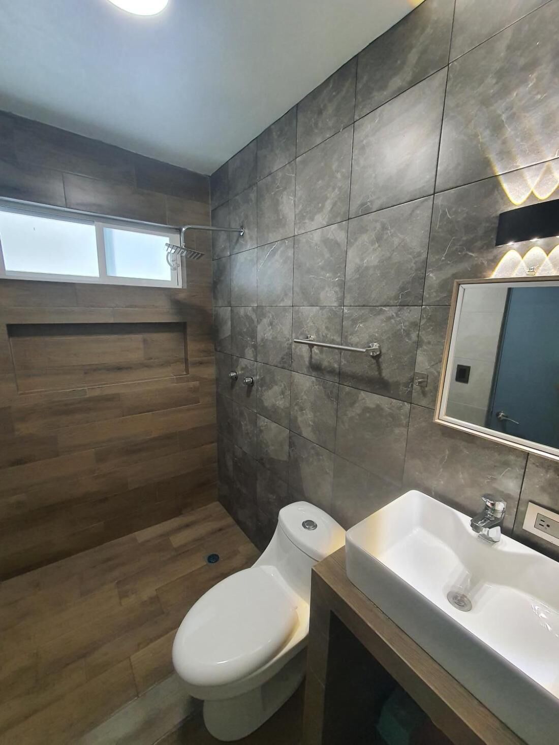 Apartment, 3 Bedrooms, Smoking | Bathroom amenities | Toilet paper