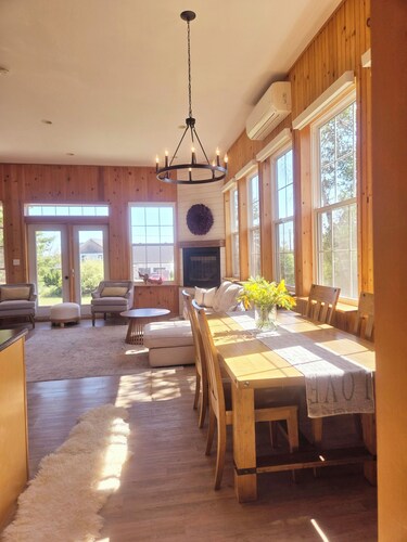 Water view, king bed, 3 min. to beach, near downtown, full kitchen, pet friendly