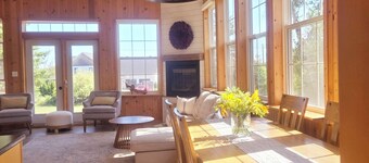 Water view, king bed, 3 min. to beach, near downtown, full kitchen, pet friendly