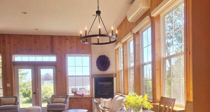 Water view, king bed, 3 min. to beach, near downtown, full kitchen, pet friendly