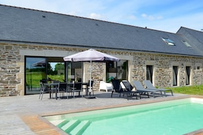 Een buitenzwembad en een verwarmd zwembad