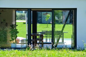 Outdoor dining - Villa SEA & swimming pool CALM (Plonéour-Lanvern)