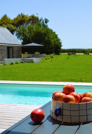 Outdoor pool, a heated pool - Villa SEA & swimming pool CALM (Plonéour-Lanvern)
