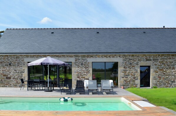 Outdoor pool, a heated pool - Villa SEA & swimming pool CALM (Plonéour-Lanvern)