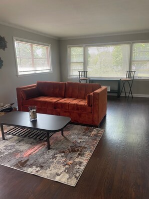 Living area - Cozy 2-bedroom apartment with WiFi, AC in enjoyable Milwaukee (Milwaukee)