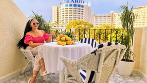 Outdoor dining - Lujosos Apartamentos Royal Oropesa en Primera Línea de mar (Oropesa)