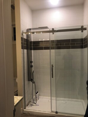 Douche, articles de toilette écologiques, serviettes fournies
