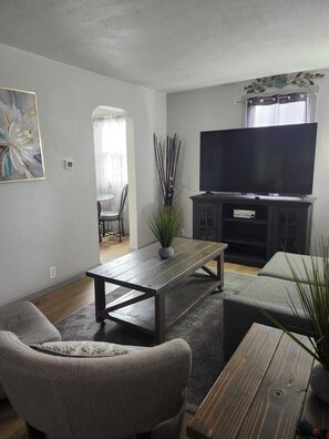 Smart TV - Spacious 4-bedroom house with AC and WiFi in welcoming Spokane (Spokane)