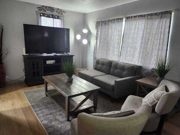 Smart TV - Spacious 4-bedroom house with AC and WiFi in welcoming Spokane (Spokane)