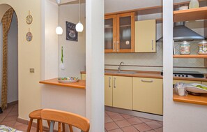 Kjøleskap, kokeplater, oppvaskmaskin og kaffetrakter/tekoker