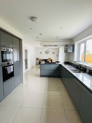 Fridge, microwave, oven, stovetop - Spacious 5-bedroom house in charming East Calder with WiFi (East Calder)