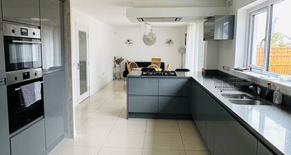 Spacious 5-bedroom house in charming East Calder with WiFi