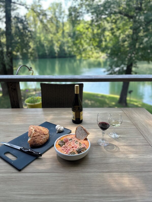 Outdoor dining - Cozy 2-bedroom apartment in amazing Jacksonville near beaches (Jacksonville)