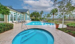 Pool - Cozy 2-bedroom apartment in amazing Jacksonville near beaches (Jacksonville)