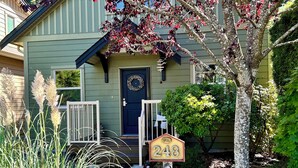 A house with a front door, a mailbox, and a number sign. - Moon shell Cottage-a relaxing cozy retreat for all seasons. (Parksville)
