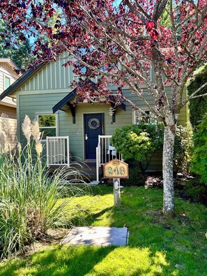Exterior detail - Moon shell Cottage-a relaxing cozy retreat for all seasons. (Parksville)