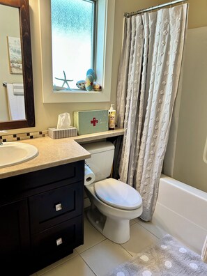 Ducha, secador de pelo, toallas y jabón