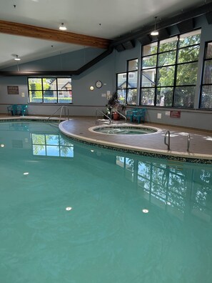 Indoor pool, a heated pool - Moon shell Cottage-a relaxing cozy retreat for all seasons. (Parksville)