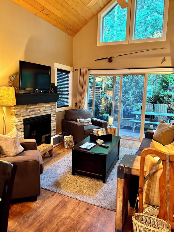 Smart TV, fireplace, books, printers - Moon shell Cottage-a relaxing cozy retreat for all seasons. (Parksville)