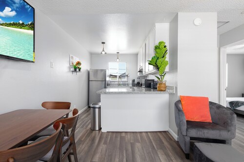 Renovated Charming 2-Bedrom Beach Oais 4 MINUTE DRIVE FROM THE BEACH! San Diego