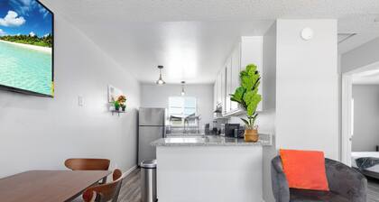 Renovated Charming 2-Bedrom Beach Oais 4 MINUTE DRIVE FROM THE BEACH! San Diego