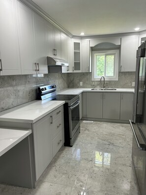Private kitchen - comfy and cozy  (Erin)