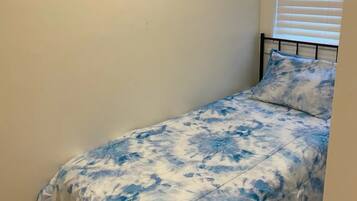 4 bedrooms, iron/ironing board, WiFi, bed sheets