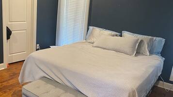 4 bedrooms, iron/ironing board, WiFi, bed sheets