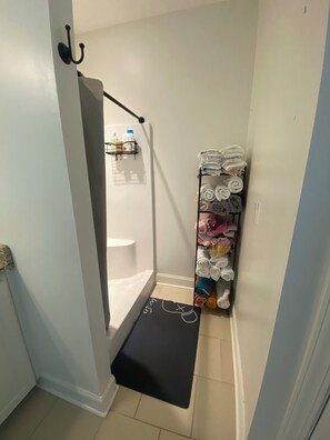 Sèche-cheveux, bidet, serviettes fournies, savon