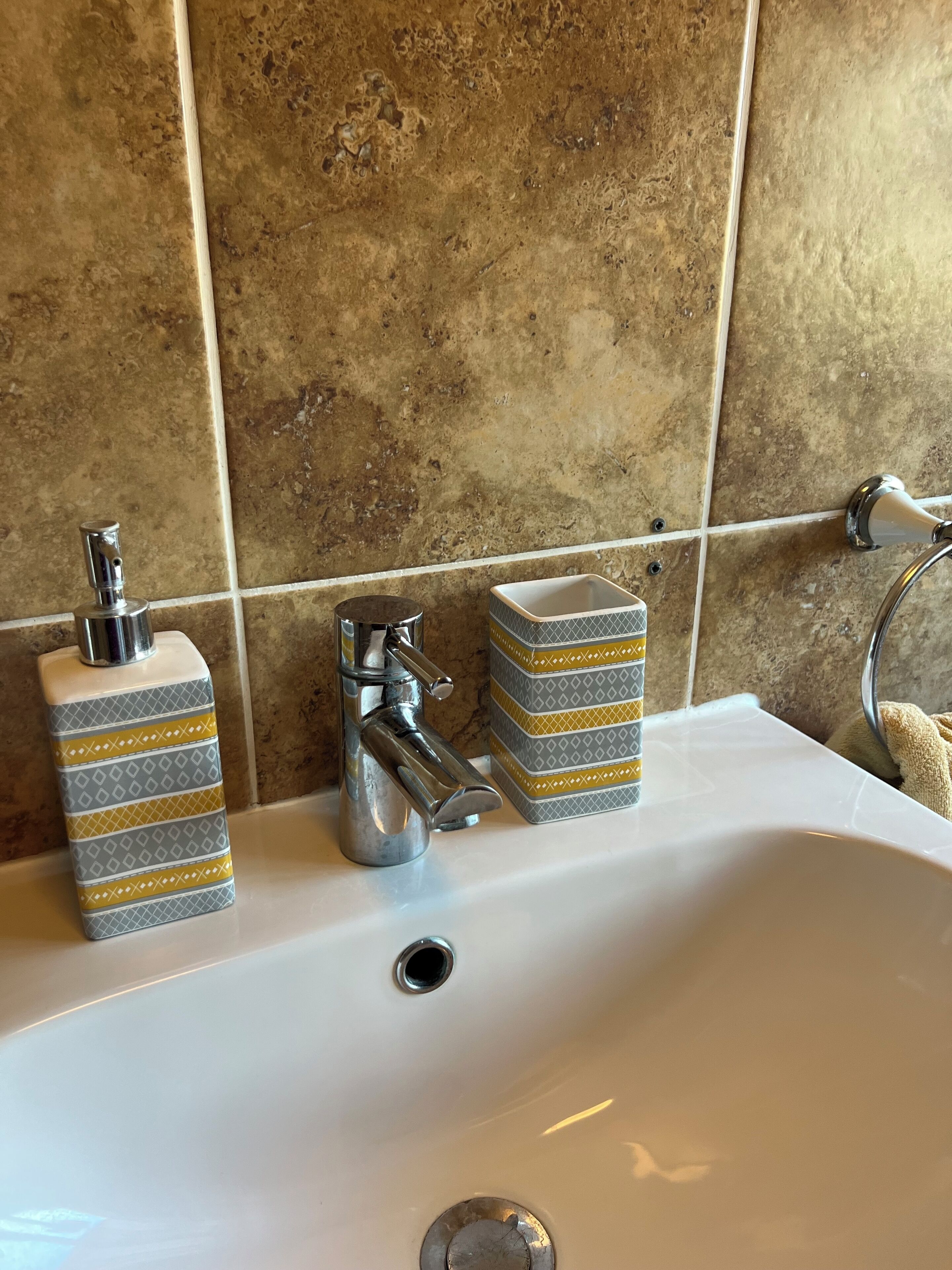 Douche, sèche-cheveux, serviettes fournies, papier toilette
