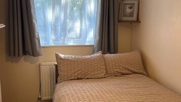 4 Schlafzimmer, Schreibtisch, Bügeleisen/Bügelbrett, Reisekinderbett