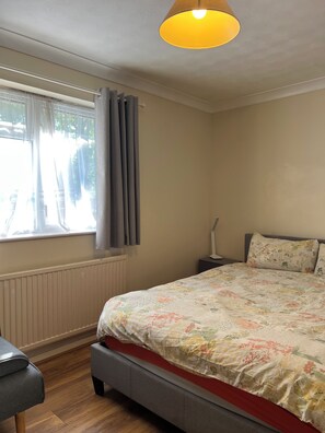 4 soverom, skrivebord, strykejern/-brett og reiseseng for barn