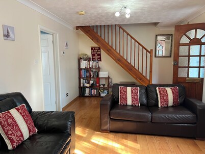 Spacious Home from Home! Perfect for Farnborough Airshow. 