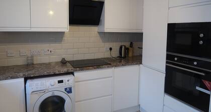 Spacious Home from Home! Perfect for Farnborough Airshow.