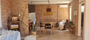 Cabana prèmium, 1 dormitori, vistes al jardí | Sala d'estar | Televisor intel·ligent, Netflix i serveis de streaming