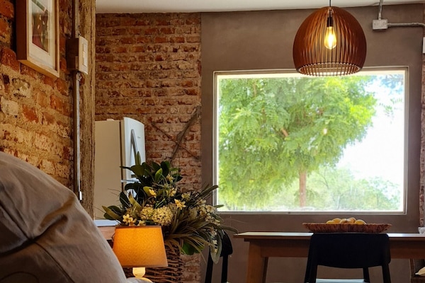 Premium huisje, 1 slaapkamer, uitzicht op tuin | Woonruimte | Een 42-inch smart-tv met satellietzenders, Netflix en streamingdiensten