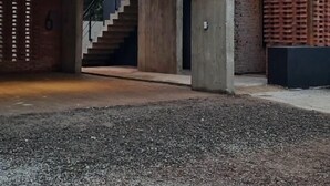 Un edificio moderno con un letrero que dice 