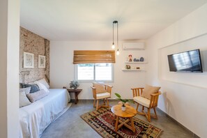 Toetasjes familieleilighet | Oppholdsområde | En 42-tommers smart-TV med Parabol-TV samt Netflix og strømmetjenester