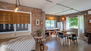 Una habitación acogedora con cama, comedor y cocina.
