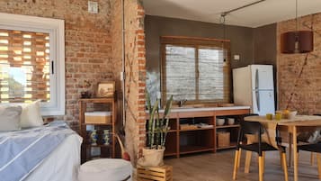 Premium huisje, 1 slaapkamer, uitzicht op tuin | Woonruimte | Een 42-inch smart-tv met satellietzenders, Netflix en streamingdiensten