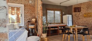 Cabana prèmium, 1 dormitori, vistes al jardí | Sala d'estar | Televisor intel·ligent, Netflix i serveis de streaming