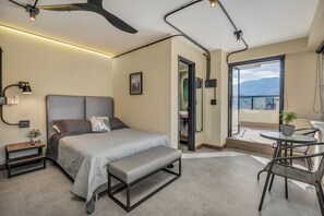 1 habitación, escritorio y espacio para trabajar con laptop 