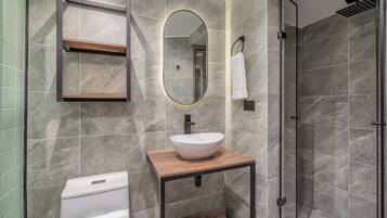 Loft (827) | Bany | Dutxa, assecador de cabells, tovalloles i sabó