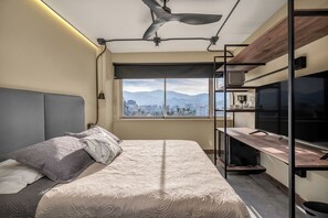 Loft (831) | 1 bedroom, desk, laptop workspace, free WiFi - Nutibara Express by HOUSY HOST (Medellín)