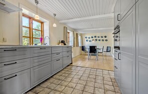 Réfrigérateur, plaque de cuisson, lave-vaisselle, cafetière/bouilloire